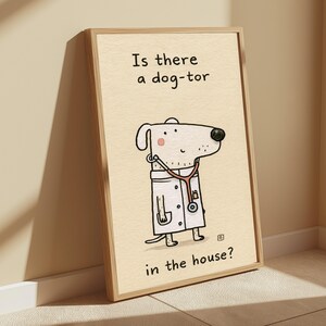 K&ouml;nnte beinhalten: Ein gerahmter Kunstdruck auf hellbeigem Hintergrund mit einem Cartoon-Hund, der als Arzt in einem wei&szlig;en Laborkittel mit Stethoskop gekleidet ist. Der Text lautet, Is there a dog-tor in the house? Die Illustration verwendet einfache schwarze Linien.