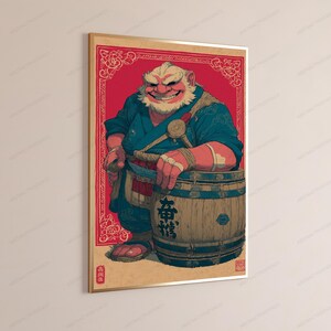 K&ouml;nnte beinhalten: Ein gerahmter Kunstdruck mit einer stilisierten Illustration einer untersetzten, b&auml;rtigen Figur mit roter Haut in einem blauen Gewand, die sich auf ein Holzfass st&uuml;tzt. Der Hintergrund ist leuchtend rot mit floralen Bord&uuml;ren und schwarzem japanischem Text.