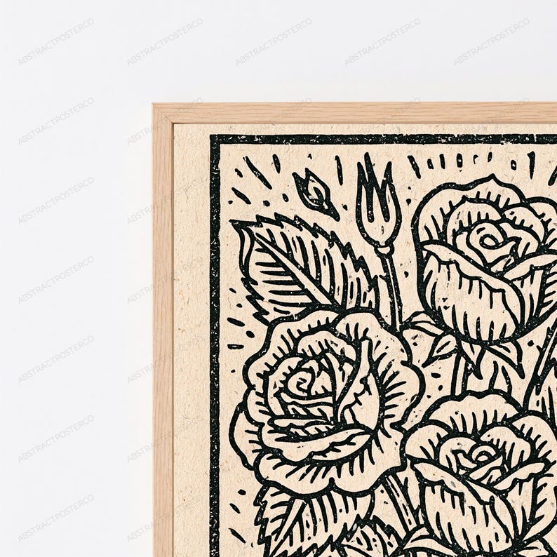 K&ouml;nnte beinhalten: Ein gerahmter Wandkunstdruck mit einer schwarzen Tuscheillustration von mehreren Rosen und Bl&auml;ttern auf hellbeigem Hintergrund. Das Kunstwerk zeigt einen kr&auml;ftigen, texturierten Linienstil mit einem dicken schwarzen Rand in einem hellen Holzrahmen.