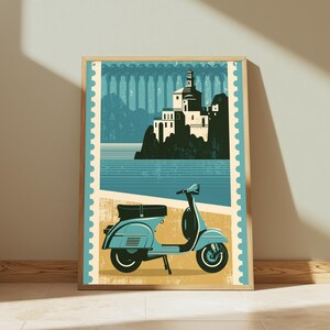 Puede incluir: Una l&aacute;mina decorativa rectangular dise&ntilde;ada como un sello postal que muestra un scooter azul claro en primer plano. El fondo presenta una escena costera con un edificio blanco sobre un acantilado oscuro frente a un mar azul y un puente.