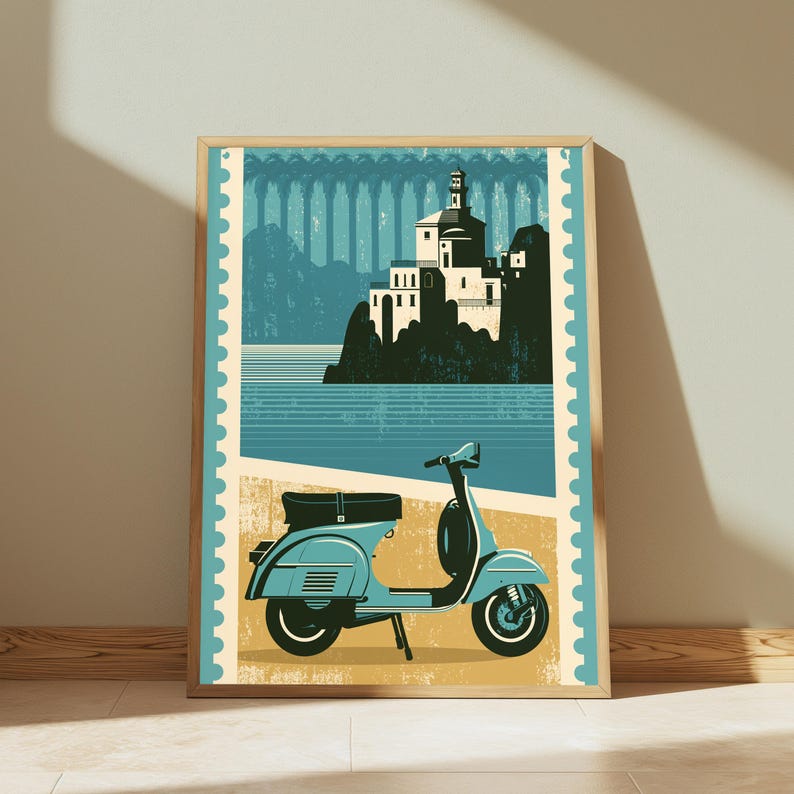 Puede incluir: Una l&aacute;mina decorativa rectangular dise&ntilde;ada como un sello postal que muestra un scooter azul claro en primer plano. El fondo presenta una escena costera con un edificio blanco sobre un acantilado oscuro frente a un mar azul y un puente.