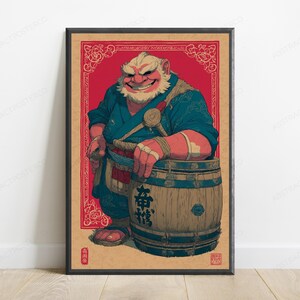 K&ouml;nnte beinhalten: Ein gerahmtes Poster mit einer rot-h&auml;utigen, b&auml;rtigen Figur in einem blauen Kimono, die sich auf ein Holzfass st&uuml;tzt. Auf dem Fass befinden sich schwarze japanische Schriftzeichen. Der Hintergrund ist tiefrot mit einem floralen Rand.