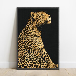 Peut inclure: Une impression d'art mural rectangulaire repr&eacute;sentant le profil d'un l&eacute;opard au pelage dor&eacute; avec des taches noires sur un fond noir uni. Le l&eacute;opard regarde vers le haut et vers la droite, encadr&eacute; par une fine bordure rectangulaire sombre.
