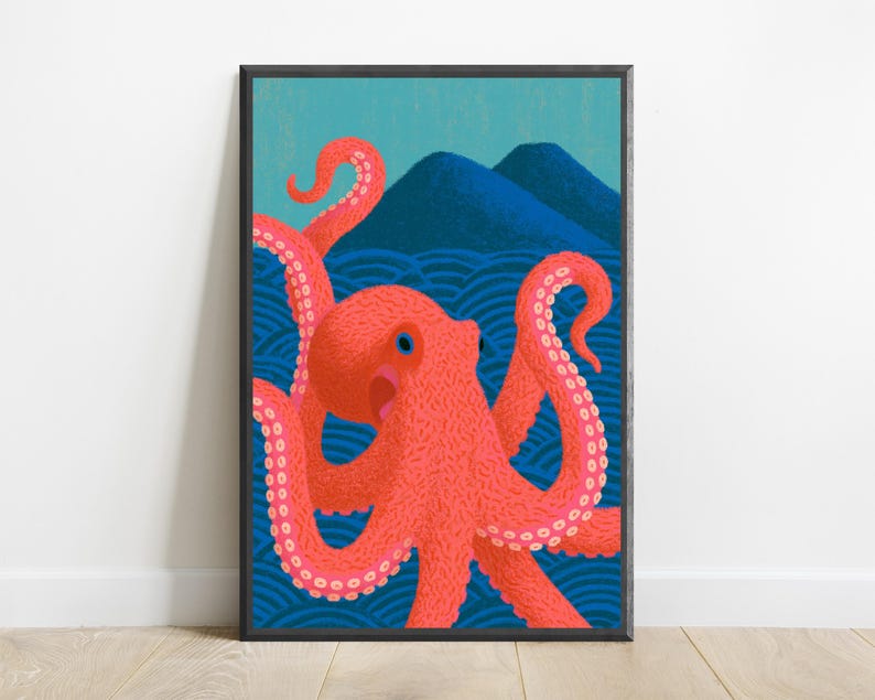 Puede incluir: Una l&aacute;mina art&iacute;stica enmarcada que muestra un pulpo de color rosa coral vibrante con un ojo azul, situado frente a olas oce&aacute;nicas estilizadas de color azul oscuro y dos picos monta&ntilde;osos azul oscuro sobre un cielo azul claro, en un marco negro.
