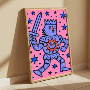 Puede incluir: Una l&aacute;mina de arte enmarcada que muestra a un caballero morado con armadura y corona, sosteniendo una espada y con un emblema de sol en el pecho. El fondo es rosa brillante con estrellas azules dispersas. La ilustraci&oacute;n utiliza contornos negros.