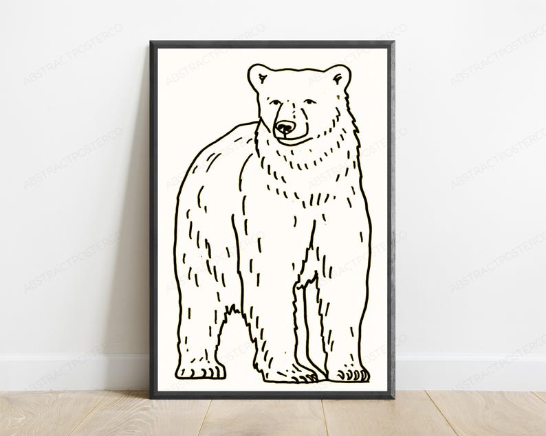 K&ouml;nnte beinhalten: Ein gerahmter Wandkunstdruck mit einer schwarzen Strichzeichnung eines stehenden B&auml;ren auf cremefarbenem Hintergrund. Der B&auml;r ist in einem einfachen Stil mit sichtbaren Felltexturlinien dargestellt und befindet sich in einem d&uuml;nnen schwarzen Rahmen.