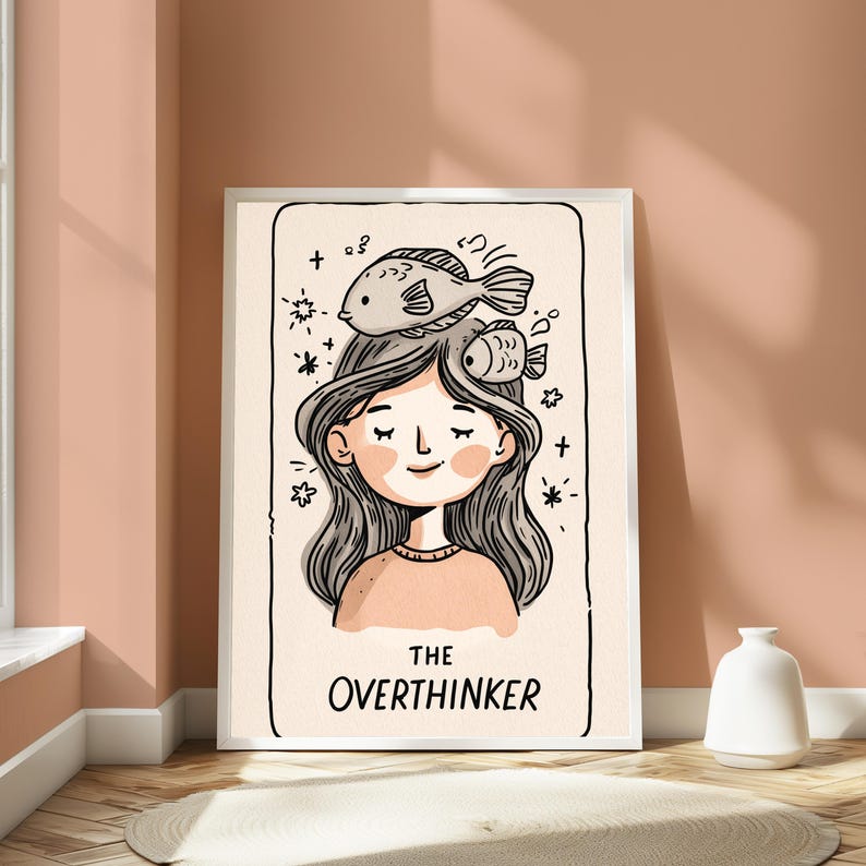 K&ouml;nnte beinhalten: Ein rechteckiger Wandkunstdruck mit einer schwarz-wei&szlig;en Strichzeichnung einer Person mit langem Haar und zwei Fischen auf dem Kopf. Der Hintergrund ist in einem sanften Cremeton gehalten und der Text THE OVERTHINKER steht unten.