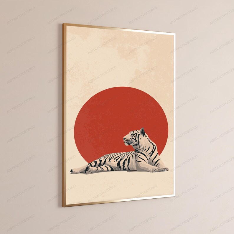 Puede incluir: Una impresi&oacute;n de arte mural rectangular en un marco dorado fino que muestra un tigre blanco con rayas negras tumbado. El tigre est&aacute; colocado frente a un gran c&iacute;rculo rojo s&oacute;lido sobre un fondo beige claro texturizado.