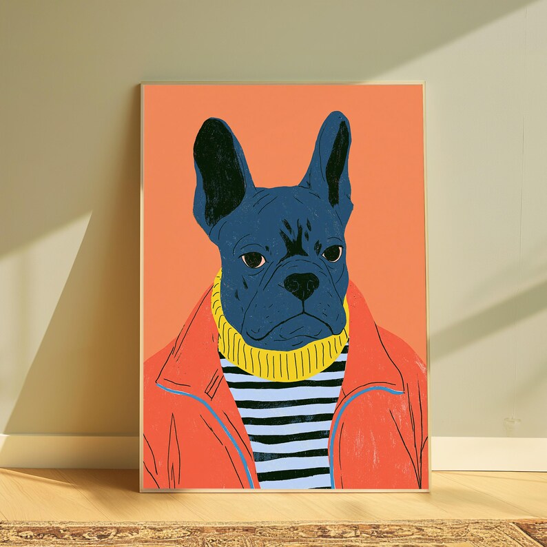K&ouml;nnte beinhalten: Ein vertikaler, rechteckiger Kunstdruck mit einer stilisierten Illustration einer dunkelblauen Franz&ouml;sischen Bulldogge. Der Hund tr&auml;gt einen gelben Rollkragenpullover unter einer leuchtend orangefarbenen Jacke mit blauem Saum vor einem hellorangen Hintergrund.
