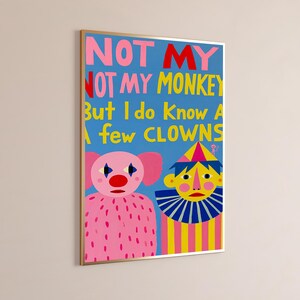 Puede incluir: Una l&aacute;mina decorativa rectangular con fondo azul y el texto NOT MY NOT MY MONKEY But I do Know A few CLOWNS. La ilustraci&oacute;n muestra una criatura rosa texturizada junto a un payaso de cara amarilla con camisa de rayas y un sombrero.