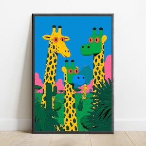 Puede incluir: Una l&aacute;mina art&iacute;stica enmarcada que muestra tres jirafas estilizadas en un paisaje vibrante. Las jirafas tienen cuerpos con patrones amarillos y verdes, ojos naranjas y narices azules. El fondo incluye cactus verdes, nubes rosas y un cielo azul.