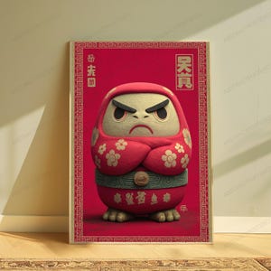 Peut inclure: Une affiche rectangulaire repr&eacute;sentant une poup&eacute;e Daruma rouge stylis&eacute;e avec un visage cr&egrave;me, des sourcils noirs &eacute;pais et une expression s&eacute;v&egrave;re. La poup&eacute;e porte une robe rouge &agrave; motifs de fleurs blanches et une ceinture verte. Caract&egrave;res chinois.