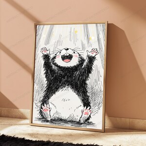 Pu&ograve; includere: Una stampa artistica incorniciata con un'illustrazione a inchiostro in bianco e nero di una creatura allegra e pelosa con le braccia sollevate. La creatura ha una pancia bianca, cuscinetti rosa e un'espressione felice sotto una luce cadente.