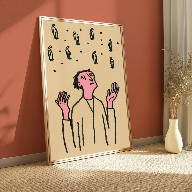Op de afbeelding: Een ingelijste kunstdruk met een lijntekening van een persoon met een roze huid en donker haar die met opgeheven handen omhoog kijkt. Boven de persoon staan verschillende kleine, donkere, gestileerde figuren en stippen op een beige achtergrond.