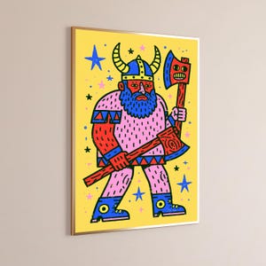 K&ouml;nnte beinhalten: Ein gerahmter Wandkunstdruck auf gelbem Hintergrund mit einem Cartoon-Wikinger mit blauem Bart und geh&ouml;rntem Helm. Die Figur tr&auml;gt rosa Kleidung mit blauen Akzenten und h&auml;lt eine rote Axt mit einem Gesicht. Blaue und rosa Sterne umgeben die Figur.
