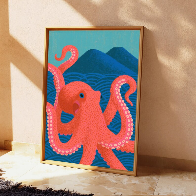 Puede incluir: Una l&aacute;mina de arte mural enmarcada que muestra un pulpo rosa vibrante con piel texturizada y ventosas en sus tent&aacute;culos. El pulpo est&aacute; situado frente a un oc&eacute;ano azul estilizado con patrones de olas repetitivos y dos picos de monta&ntilde;a azul oscuro.