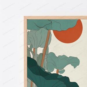 K&ouml;nnte beinhalten: Ein gerahmter Wandkunstdruck mit einer stilisierten Illustration von gro&szlig;en, geschichteten Lotusbl&auml;ttern in Blaugr&uuml;n- und Dunkelgr&uuml;nt&ouml;nen, die von d&uuml;nnen braunen Stielen vor einem cremefarbenen Hintergrund mit einer gro&szlig;en, soliden, rostorangen Sonne gehalten werden.
