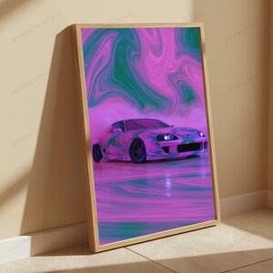 Pu&ograve; includere: Un poster verticale incorniciato che raffigura un'auto sportiva in una manovra di derapata, circondata da un vivace motivo liquido vorticoso nei toni del rosa neon e del verde acqua intenso. L'auto &egrave; ritratta con fari luminosi su uno sfondo coordinato.