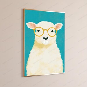 K&ouml;nnte beinhalten: Ein gerahmter Wandkunstdruck, der ein wei&szlig;es Schaf mit texturiertem, flauschigem Aussehen zeigt. Das Schaf tr&auml;gt eine runde, senfgelbe Brille und ist vor einem einfarbigen, leuchtend t&uuml;rkisfarbenen Hintergrund platziert. Der Rahmen ist d&uuml;nn und goldfarben.