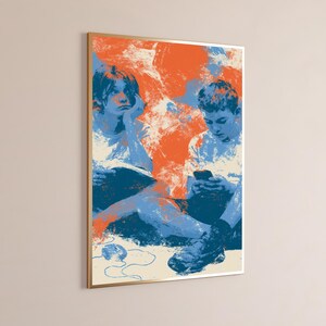 Puede incluir: Una impresi&oacute;n de arte mural rectangular vertical con una ilustraci&oacute;n estilizada de dos personas en tonos azul, naranja y crema. Una persona apoya la barbilla en la mano, mientras la otra mira un dispositivo m&oacute;vil. El fondo es abstracto.