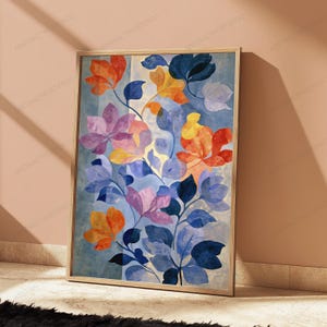 Puede incluir: Una impresi&oacute;n de arte mural rectangular enmarcada que presenta una ilustraci&oacute;n bot&aacute;nica de flores y hojas estilizadas en tonos naranja, amarillo, morado y azul sobre un fondo azul claro. La obra est&aacute; dentro de un marco de madera clara.
