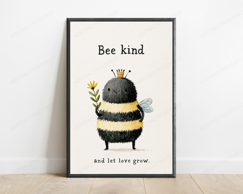 K&ouml;nnte beinhalten: Ein gerahmter Kunstdruck mit einer flauschigen, runden Hummel mit schwarzen und gelben Streifen, die einen kleinen braunen Topf auf dem Kopf tr&auml;gt und eine gelbe Blume h&auml;lt, mit dem Text Bee kind and let love grow in schwarzer Schrift.