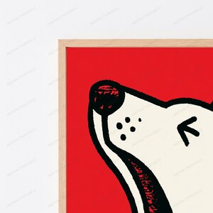 Popkonsttryck med skällande vit hund, röd bakgrund | Djärv grafisk djurväggkonst | Modern heminredning bild 2