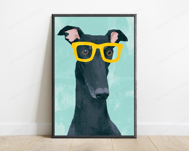 K&ouml;nnte beinhalten: Ein gerahmter Wandkunstdruck mit einer stilisierten Illustration eines schwarzen Windhundes, der eine leuchtend gelbe Brille tr&auml;gt. Der Hund ist vor einem einfarbigen, hellen t&uuml;rkisfarbenen Hintergrund dargestellt, wobei das dunkle Fell hervorsticht.
