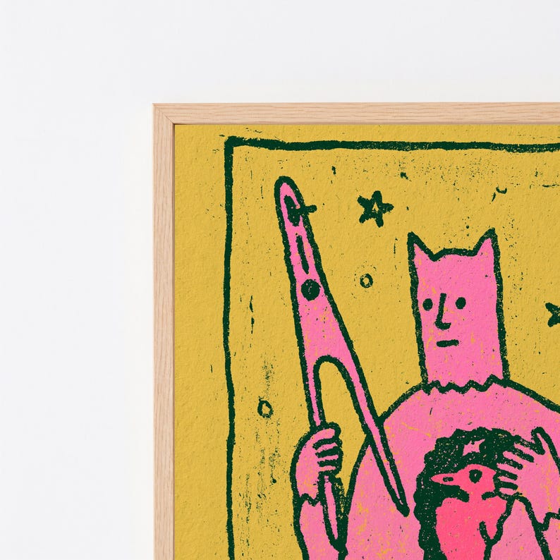 Puede incluir: Una impresi&oacute;n enmarcada con fondo amarillo texturizado y borde verde oscuro. La ilustraci&oacute;n muestra una figura rosa con orejas puntiagudas sosteniendo una herramienta rosa larga y delgada y una peque&ntilde;a criatura rosa, con estrellas y puntos verde oscuro.
