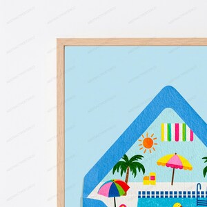 K&ouml;nnte beinhalten: Ein gerahmter Kunstdruck mit hellblauem Hintergrund und einer dreieckigen Ausschnittform. Innerhalb der Form befinden sich Illustrationen einer leuchtend orangefarbenen Sonne, einer gestreiften Markise, einer Palme, eines bunten Sonnenschirms und eines Pools.