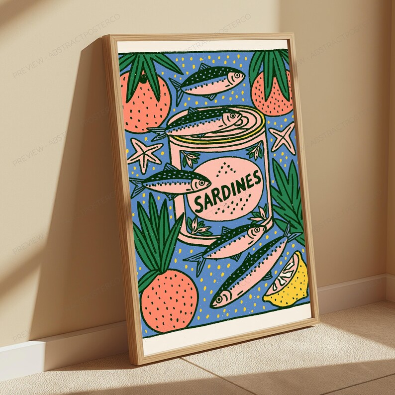 Pode incluir: Uma impress&atilde;o art&iacute;stica retangular emoldurada apresentando uma lata central com o r&oacute;tulo SARDINES, rodeada por ilustra&ccedil;&otilde;es de peixes cor-de-rosa e azuis, frutos cor de laranja com folhas verdes, fatias de lim&atilde;o amarelo e pequenas estrelas-do-mar.