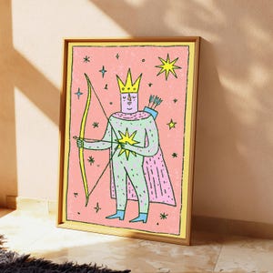 K&ouml;nnte beinhalten: Ein gerahmter rechteckiger Wandkunstdruck mit einer stilisierten Figur, die eine gelbe Krone und ein hellgr&uuml;nes Outfit mit einem rosa Umhang tr&auml;gt. Die Figur h&auml;lt einen gelben Bogen und Pfeil vor einem rosa Hintergrund mit gelben Sternen.