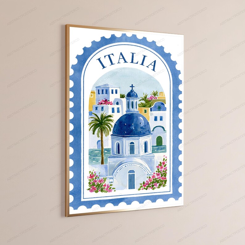K&ouml;nnte beinhalten: Ein gerahmter Kunstdruck mit einer Aquarellillustration eines Geb&auml;udes im mediterranen Stil mit blauer Kuppel, einer Palme und rosa Blumen, eingefasst in einen blauen Briefmarkenrand mit dem Wort ITALIA am oberen Rand.