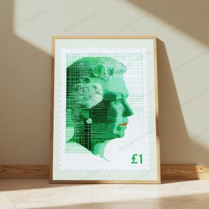 Op de afbeelding: Een ingelijste kunstdruk met een gestileerd groen postzegelontwerp. Het kunstwerk toont een profielportret van een persoon gemaakt met een digitaal puntmatrixpatroon, overlapt met een raster, en de tekst &pound;1 in de rechterbenedenhoek.