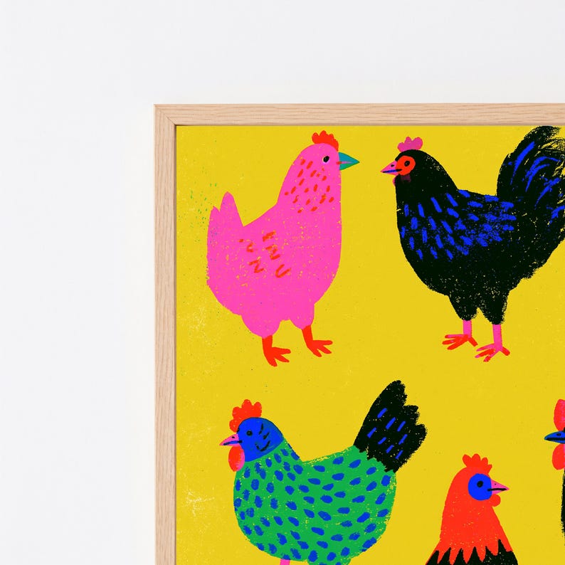 Puede incluir: Una l&aacute;mina art&iacute;stica enmarcada con un fondo amarillo brillante que presenta ilustraciones estilizadas de pollos en varios colores, incluyendo rosa, negro, verde y rojo. Los pollos tienen patrones distintos y est&aacute;n dispuestos sobre el campo amarillo.