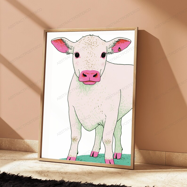 Peut inclure: Une impression d'art mural encadr&eacute;e repr&eacute;sentant une illustration stylis&eacute;e d'un veau blanc avec un museau et l'int&eacute;rieur des oreilles rose vif. Le veau se tient sur une parcelle d'herbe verte sur fond blanc, dans un style graphique simple et &eacute;pur&eacute;.