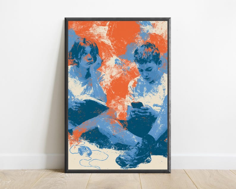Puede incluir: Una impresi&oacute;n art&iacute;stica vertical enmarcada con una ilustraci&oacute;n estilizada de dos personas sentadas juntas. Una persona apoya la barbilla en la mano mientras mira hacia otro lado, y la otra mira un tel&eacute;fono inteligente. La paleta usa naranja, azul y crema.
