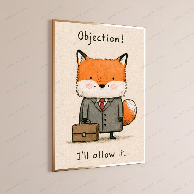 Op de afbeelding: Een ingelijste kunstprint met een cartoonvos met oranje vacht, gekleed in een grijs pak met een rode das, die een bruine aktetas vasthoudt. De tekst erboven luidt Objection! en de tekst eronder luidt I'll allow it op een cr&egrave;mekleurige achtergrond.