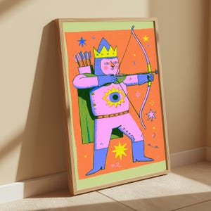 Puede incluir: Una l&aacute;mina art&iacute;stica enmarcada con una ilustraci&oacute;n estilizada de un arquero rosa que lleva corona, botas y guantes azules. La figura tiene una capa verde, un carcaj con flechas y un gran s&iacute;mbolo de ojo en el pecho, sobre un fondo naranja con estrellas.