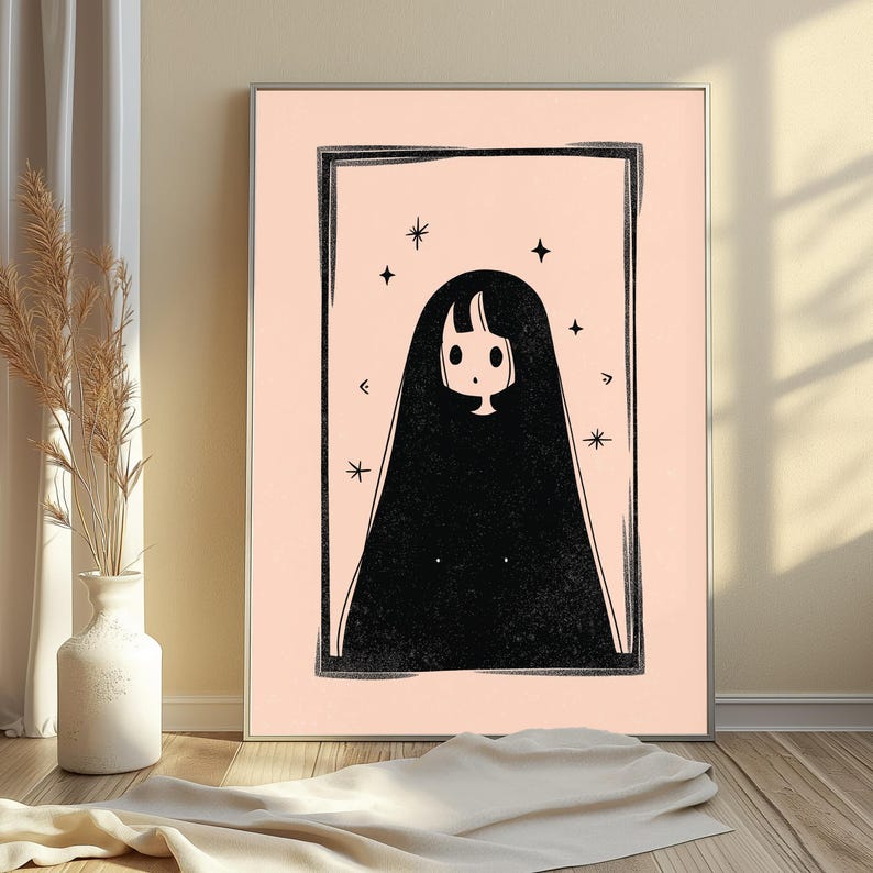 Peut inclure: Une impression murale rectangulaire pr&eacute;sentant une illustration en noir et blanc d'un personnage aux longs cheveux dans un cadre sombre sur un fond p&ecirc;che clair. Le personnage est entour&eacute; de petites &eacute;toiles noires et de traits simples.