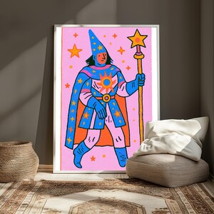 Może przedstawiać: Oprawiony wydruk ścienny przedstawiający kolorową ilustrację czarodzieja na r&oacute;żowym tle. Czarodziej ma na sobie niebieską szatę i czapkę w gwiazdki, trzymając wysoki kostur zwieńczony ż&oacute;łtą gwiazdą oraz emblemat słońca na piersi.