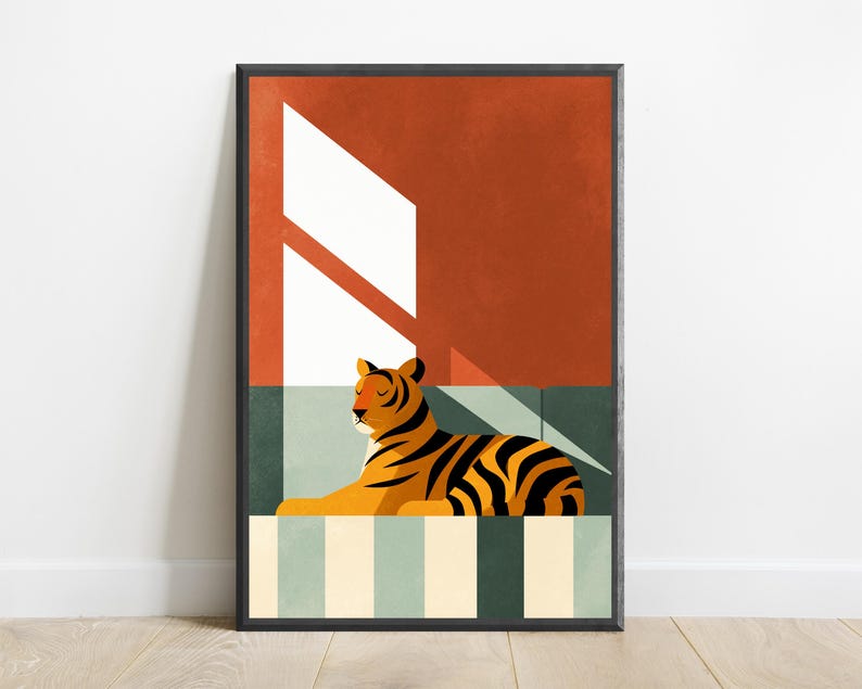 Pu&ograve; includere: Una stampa artistica incorniciata raffigurante una tigre a riposo su una superficie a righe. La tigre &egrave; arancione con strisce nere, posizionata su uno sfondo arancione scuro e verde tenue. Una forma di luce geometrica bianca attraversa la scena.