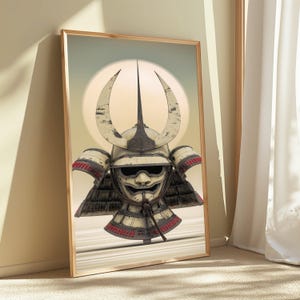 Puede incluir: Una impresi&oacute;n de arte mural enmarcada que presenta una ilustraci&oacute;n detallada de un casco de samur&aacute;i desgastado con una cresta en forma de media luna, una m&aacute;scara facial feroz y protectores de cuello en capas con detalles rojos sobre un fondo de sol p&aacute;lido.