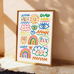 Pu&ograve; includere: Una stampa artistica incorniciata su sfondo bianco con scarabocchi colorati disegnati a mano, tra cui un sole, arcobaleni, nuvole, occhi, un volto e linee ondulate in blu, arancione, verde, rosa e giallo. La cornice &egrave; in legno chiaro.