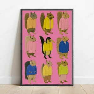 K&ouml;nnte beinhalten: Ein gerahmter Wandkunstdruck mit einem Raster aus neun Eichh&ouml;rnchen auf leuchtend rosa Hintergrund. Jedes Eichh&ouml;rnchen tr&auml;gt eine andersfarbige Jacke, darunter Gelb, Pink, Blau und Limettengr&uuml;n. Eine zentrale Figur ist ein Vogel in gelbem Mantel.