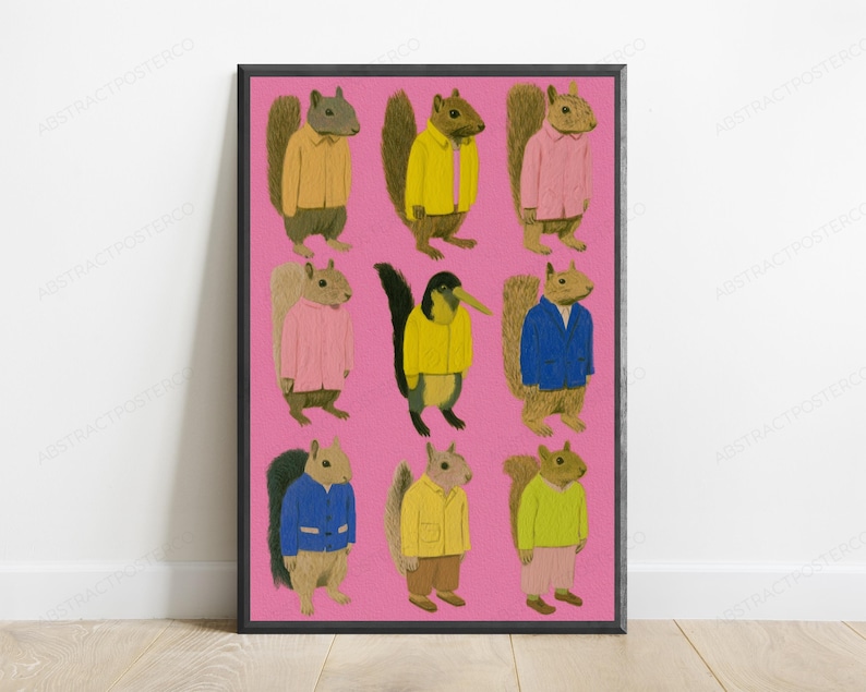 K&ouml;nnte beinhalten: Ein gerahmter Wandkunstdruck mit einem Raster aus neun Eichh&ouml;rnchen auf leuchtend rosa Hintergrund. Jedes Eichh&ouml;rnchen tr&auml;gt eine andersfarbige Jacke, darunter Gelb, Pink, Blau und Limettengr&uuml;n. Eine zentrale Figur ist ein Vogel in gelbem Mantel.