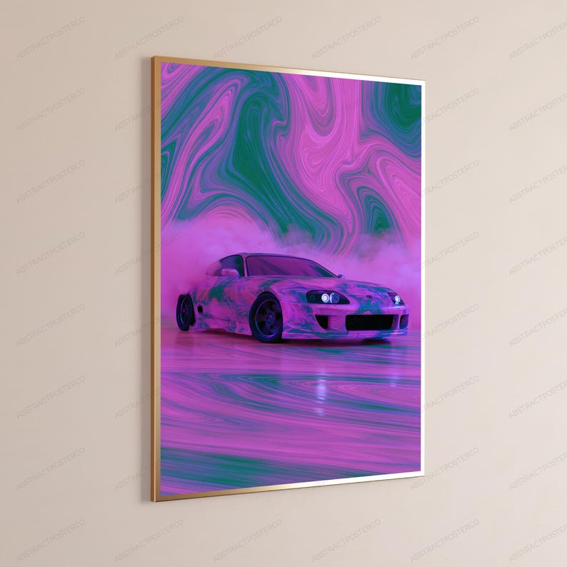 Pu&ograve; includere: Una stampa artistica da parete verticale incorniciata che raffigura un'auto sportiva che derapa in una nuvola di fumo. Lo sfondo e il terreno sono riempiti da un motivo vorticoso e liquido di vivaci colori magenta, viola e verde acqua.