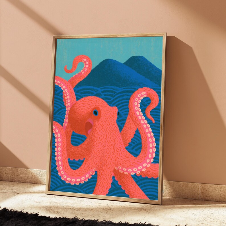 Puede incluir: Una l&aacute;mina art&iacute;stica enmarcada que muestra un pulpo de color rosa coral vibrante con ventosas prominentes en sus tent&aacute;culos. El pulpo se sit&uacute;a sobre un fondo estilizado de olas azul oscuro y dos picos monta&ntilde;osos azul oscuro bajo un cielo azul claro.