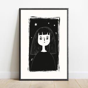 Pu&ograve; includere: Una stampa artistica incorniciata in bianco e nero che raffigura l'illustrazione stilizzata di una persona con capelli lisci e frangia. La figura &egrave; centrata all'interno di un bordo nero testurizzato, circondata da piccole stelle e simboli celesti.
