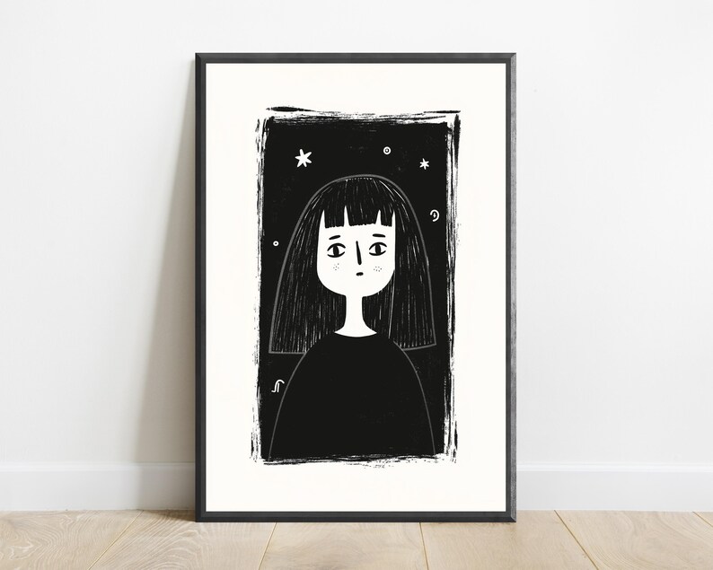 Pu&ograve; includere: Una stampa artistica incorniciata in bianco e nero che raffigura l'illustrazione stilizzata di una persona con capelli lisci e frangia. La figura &egrave; centrata all'interno di un bordo nero testurizzato, circondata da piccole stelle e simboli celesti.
